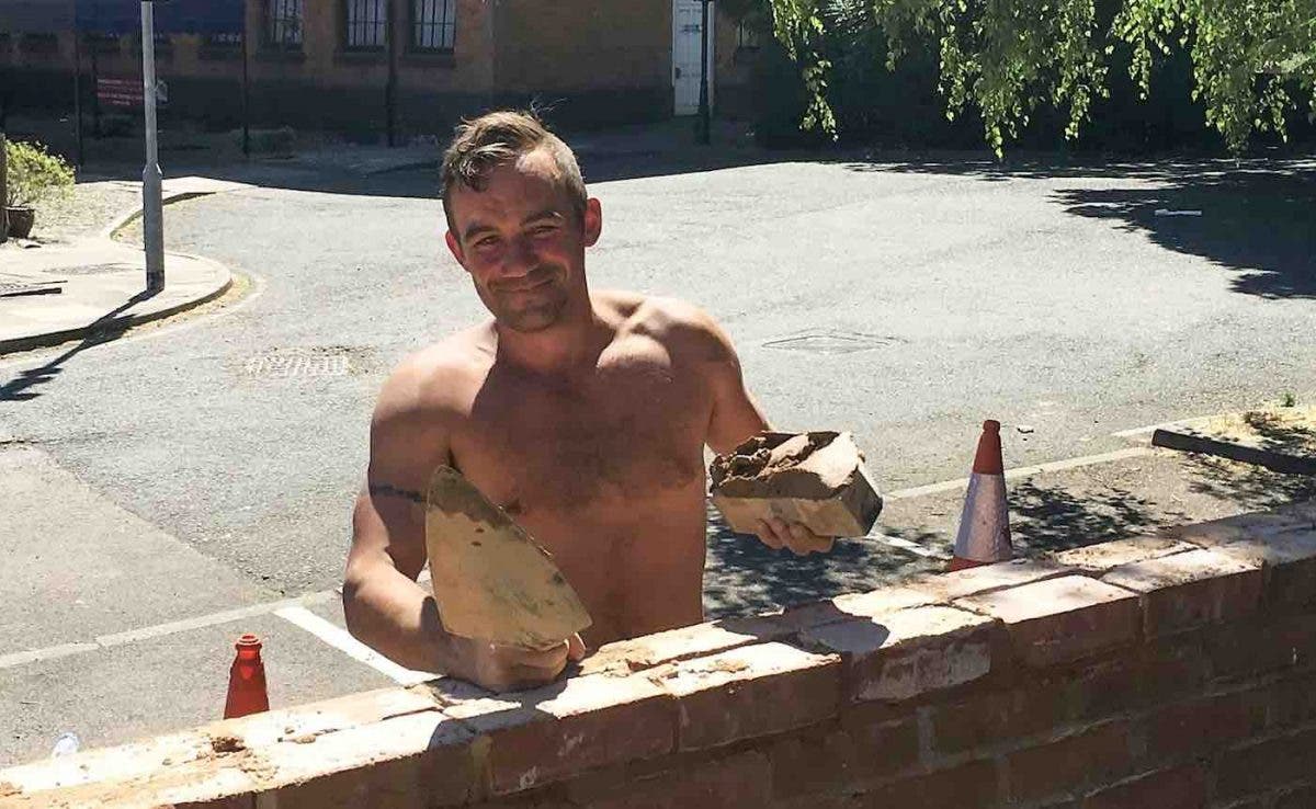 Eddie Boult, um ex-pedreiro que construiu um muro e um pátio no hotel (Foto: Reprodução)